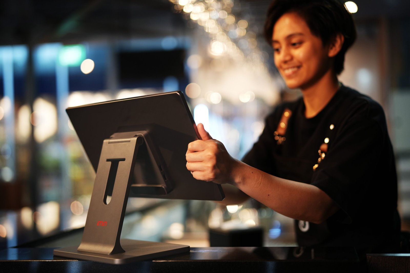 Caja con pantalla táctil en un restaurante moderno